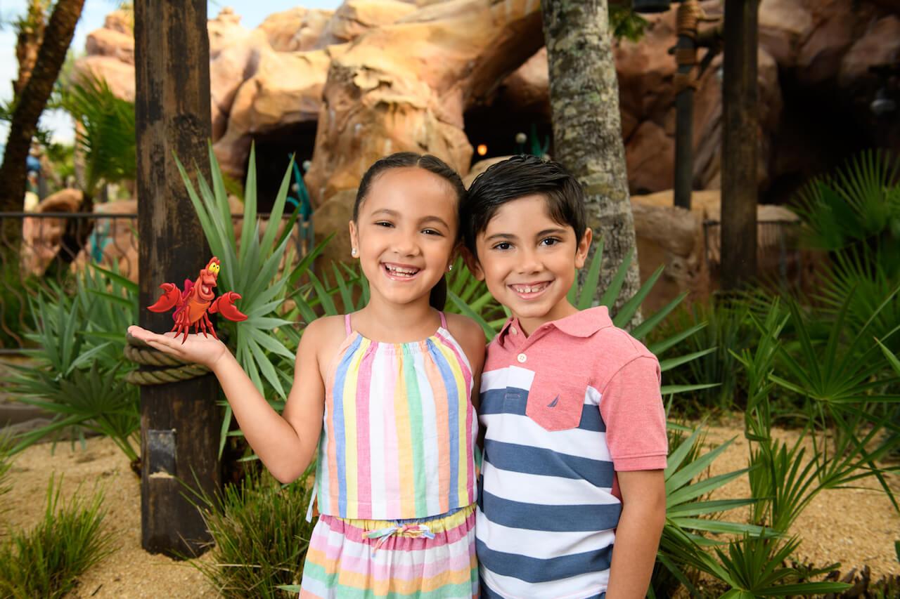 Niños haciendo un Magic Shot con Tinkerbell